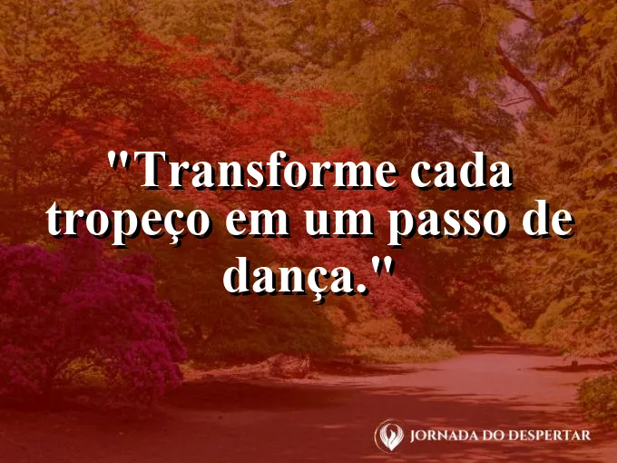 Alguém saltando em uma poça d'água com expressão de alegria.