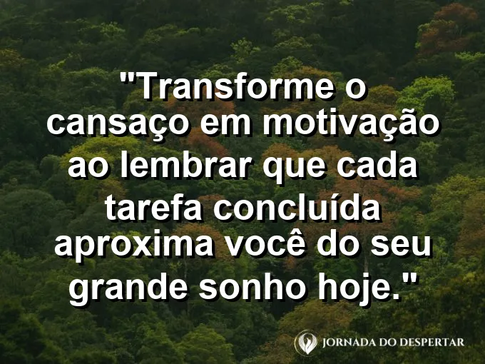 Uma pessoa subindo uma trilha íngreme ao entardecer, com o brilho de uma cidade iluminada visível ao fundo do vale.