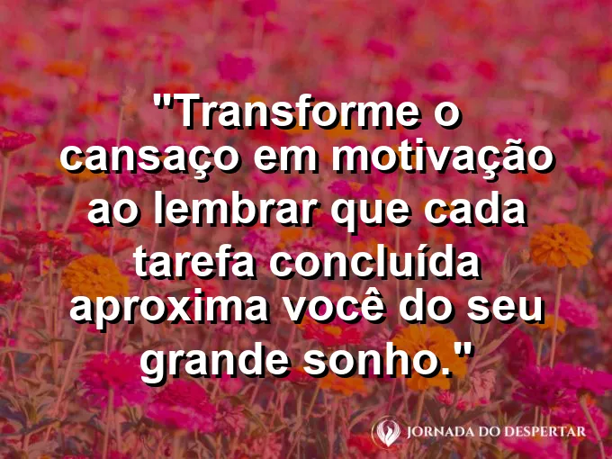 Uma pessoa subindo uma trilha íngreme ao entardecer, com o brilho de uma cidade iluminada visível ao fundo.