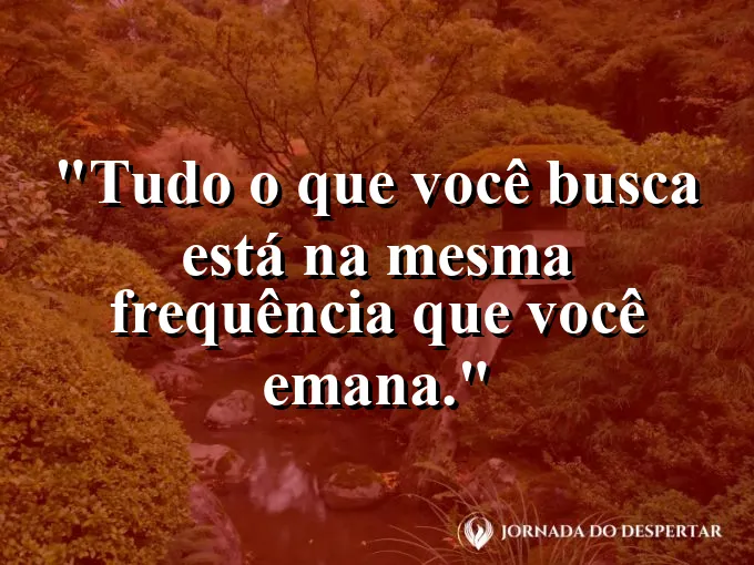 Antena parabólica apontada para um céu de cores vibrantes.