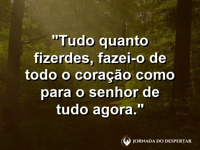 Mãos trabalhando em artesanato detalhado com frase bíblica sobre fazer tudo para o Senhor.