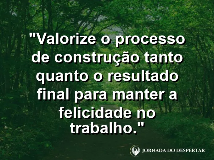Uma pessoa sorrindo enquanto desenha projetos complexos em um tablet gráfico em um ambiente de estúdio criativo.