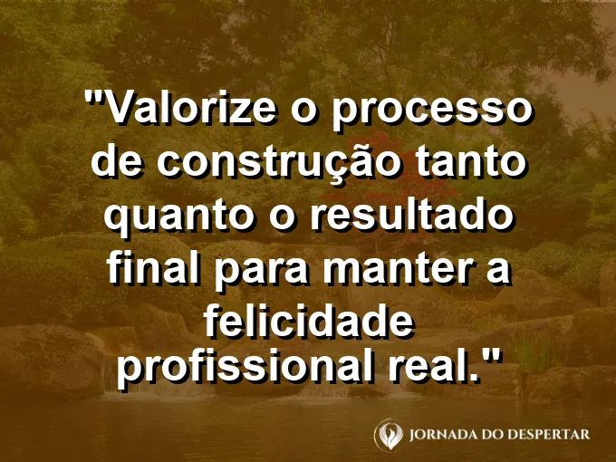 Uma pessoa sorrindo enquanto desenha projetos complexos em um tablet gráfico em um ambiente de estúdio muito criativo.