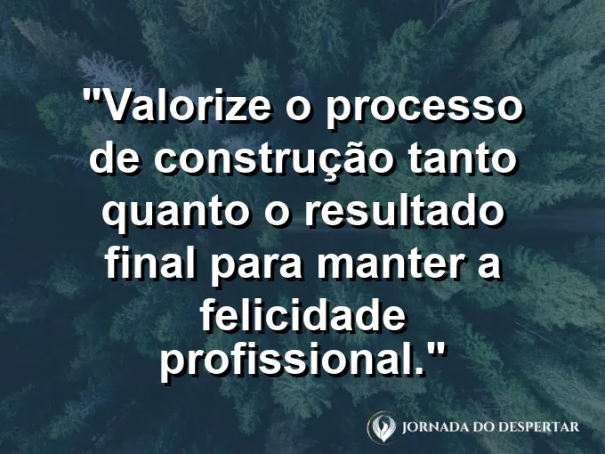 Uma pessoa sorrindo enquanto desenha projetos complexos em um tablet gráfico em um ambiente de estúdio muito criativo.