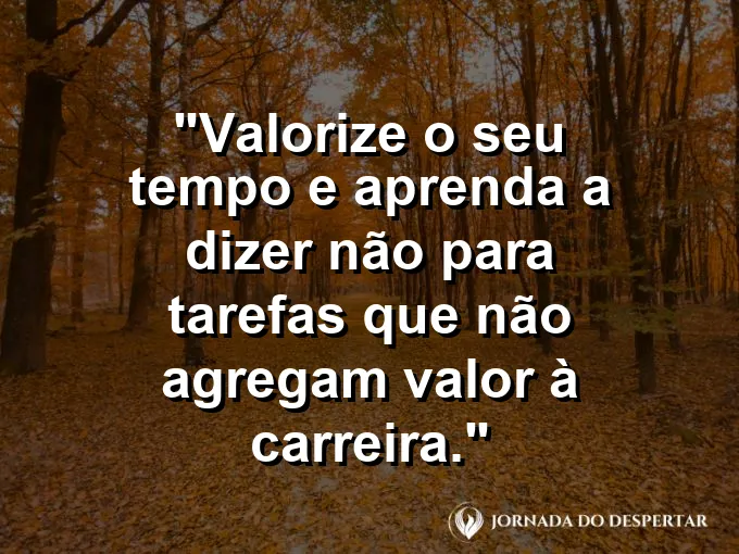 Um cronômetro de areia dourado sobre uma mesa de mármore branco com uma única caneta tinteiro ao seu lado.