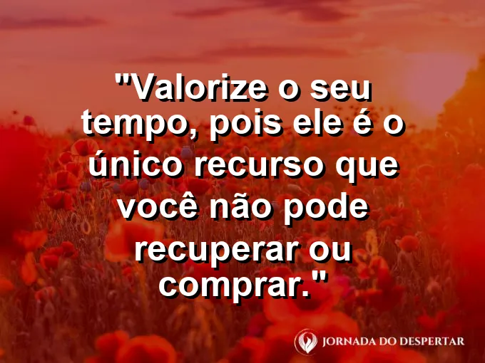 Um relógio de pulso clássico e elegante sobre uma mesa de madeira escura com documentos de estratégia e planos abertos.