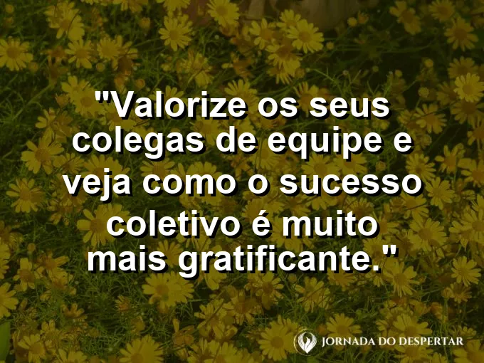 Um grupo de pessoas diversas comemorando juntas ao redor de um laptop em uma sala de reuniões iluminada.