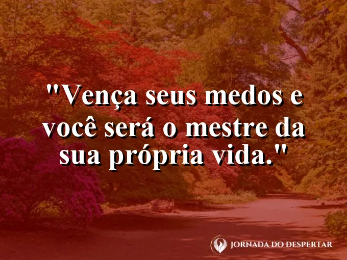 Alguém escalando uma montanha com olhar determinado.