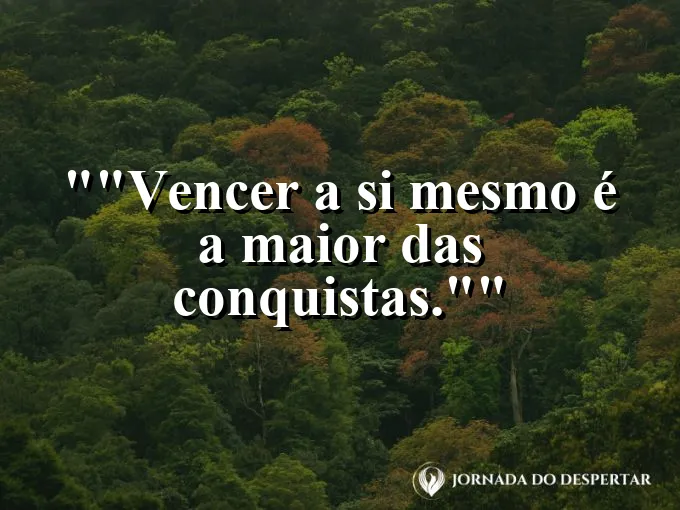 Pessoa meditando no topo de uma montanha alta.