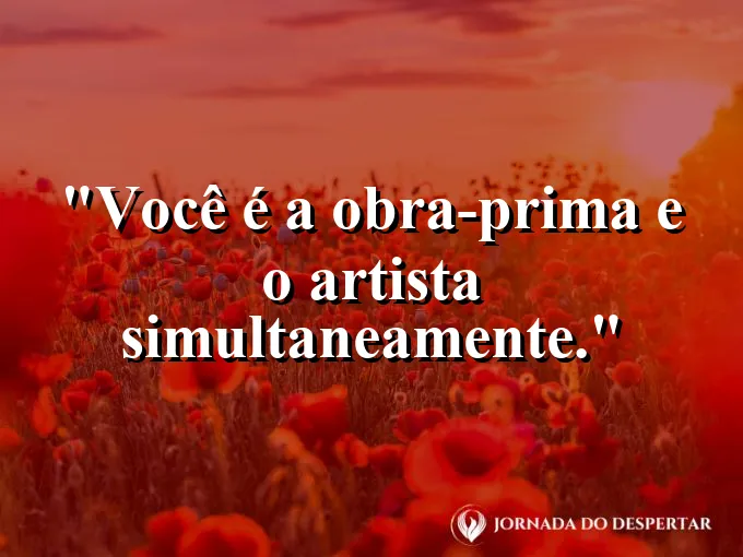 Escultor trabalhando em uma peça de mármore sob luz clara.