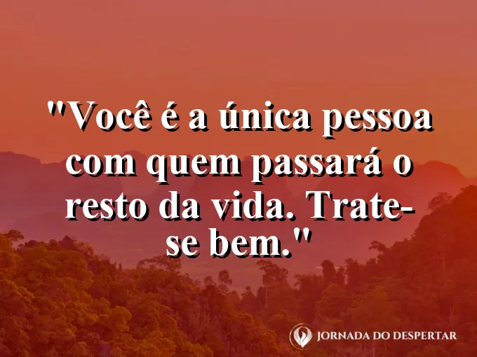 Um reflexo sorridente em um espelho cercado por luz suave.