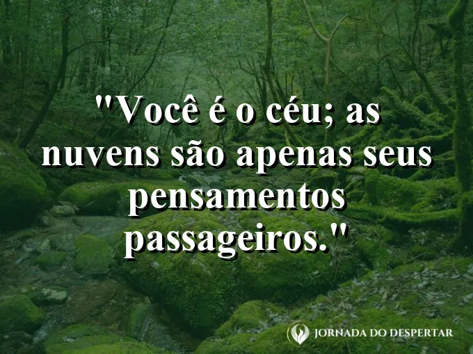 Vista aérea de nuvens brancas sob um céu azul infinito.
