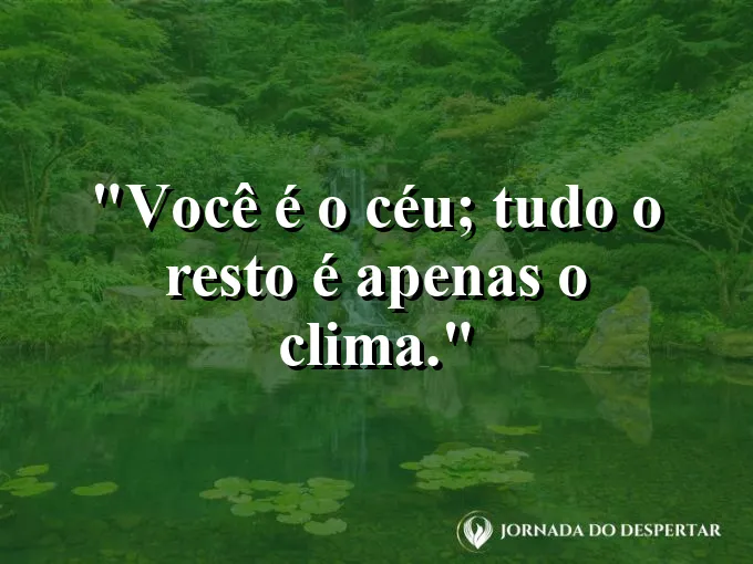 Céu azul infinito com algumas nuvens passageiras e frase inspiradora.