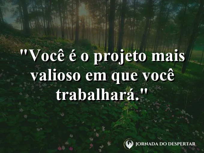 Mãos esculpindo uma estátua de argila com cuidado extremo.
