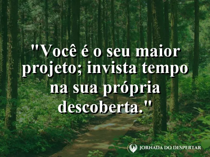 Um caderno de anotações aberto com a frase "Quem sou eu?" escrita.