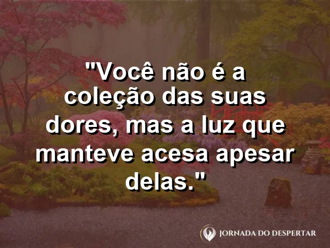 Uma lamparina acesa protegida por uma redoma de vidro antiga.