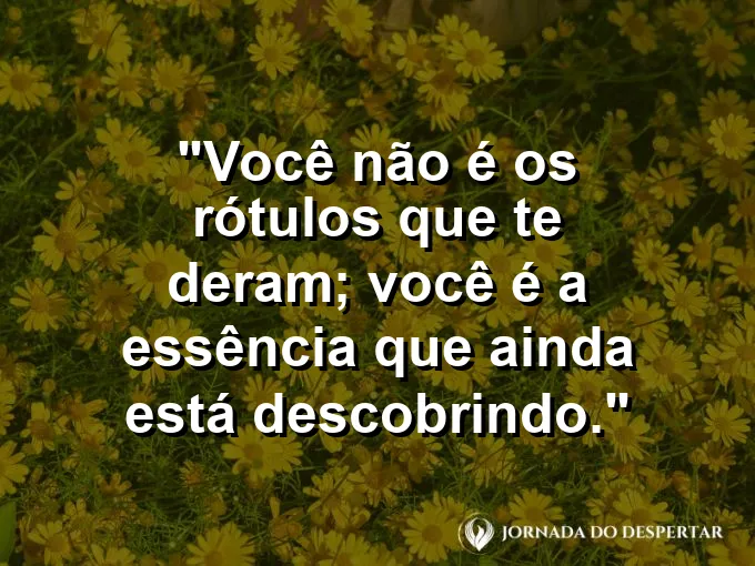 Mão retirando uma máscara de papel para revelar um rosto iluminado.