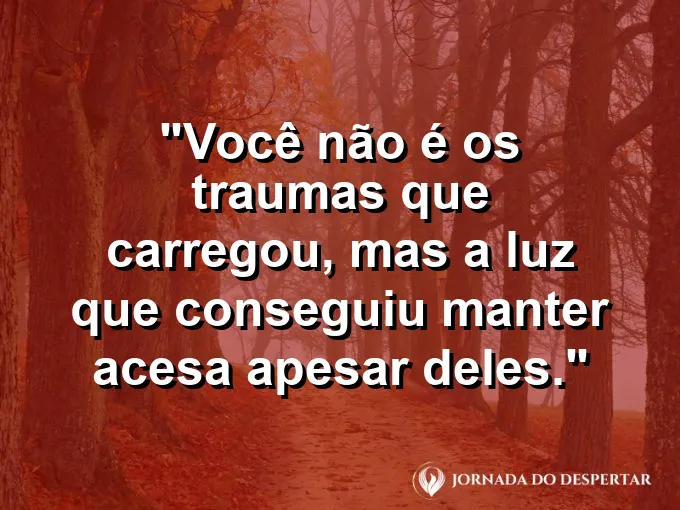 Uma lamparina acesa dentro de uma lanterna de metal antiga.
