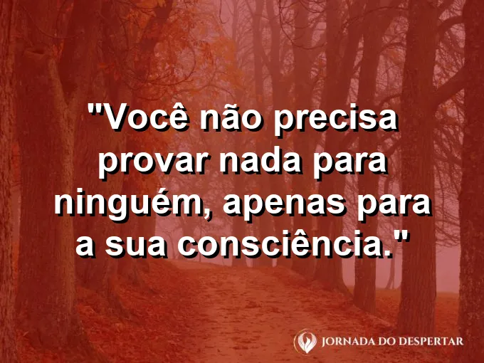 Pessoa caminhando de costas para a câmera em direção a um campo verde.